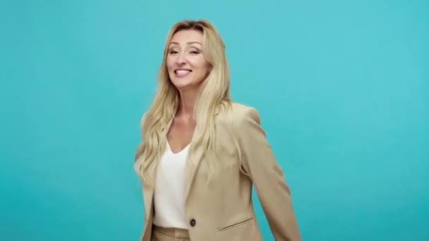 Extrémně Šťastná Dospělá Žena Blond Vlasy Business Stylu Bunda Slaví — Stock video