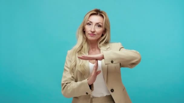 Müde Frau Mittleren Alters Business Anzug Die Mit Erschöpfter Miene — Stockvideo