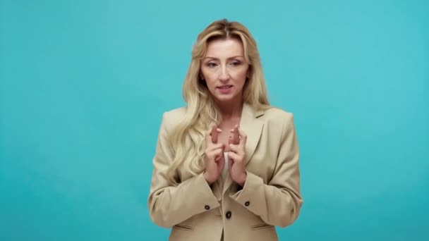 Nervös Aufgeregte Erwachsene Blonde Frau Business Anzug Die Die Daumen — Stockvideo