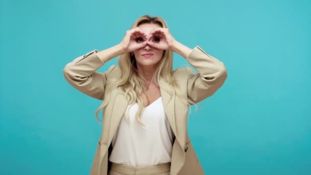 Mulher Sorrindo Curioso Jaqueta Negócios Mãos Dadas Perto Olhos Fingindo — Vídeo de Stock