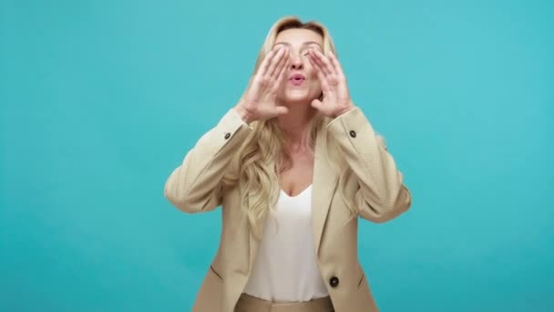 Усміхнена Позитивна Жінка Середнього Віку Голосно Кричить Тримаючись Руки Біля — стокове відео