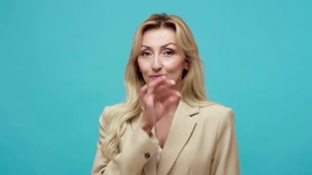 Närbild Porträtt Blond Vuxen Kvinna Hålla Munnen Stängd Upphetsad Med — Stockvideo