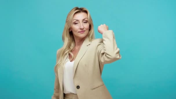 Self Confident Independent Blond Business Woman Stylish Jacket Showing Arm — Stock Video