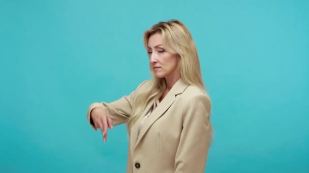 Assertive Purposeful Middle Aged Woman Business Jacket Doing Shot Showing — Stock Video