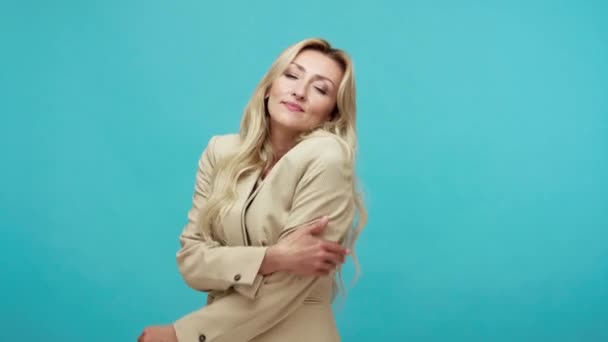 Delikat Bräcklig Medelålders Blond Kvinna Affärsstil Kostym Krama Sig Med — Stockvideo