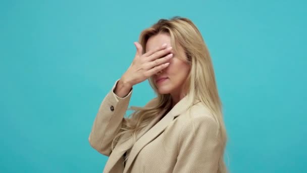 Nahaufnahme Porträt Einer Neugierigen Erwachsenen Dame Mit Blonden Haaren Die — Stockvideo