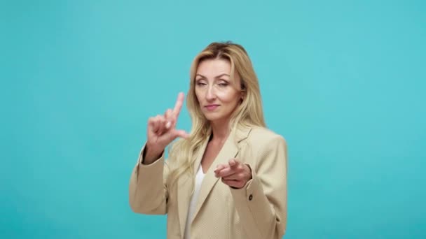 Allvarlig Medelålders Kvinna Med Blont Hår Kostym Visar Förlorare Gest — Stockvideo