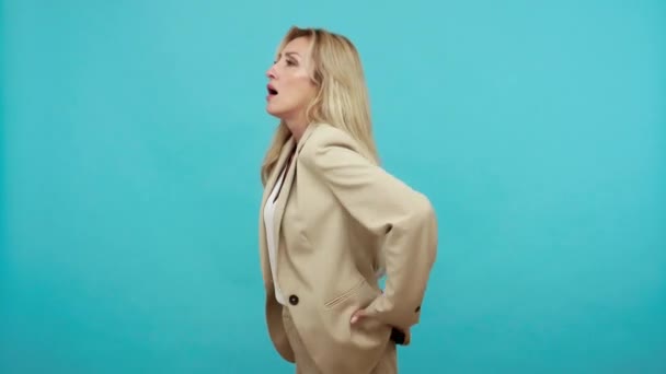 Perfil Retrato Adulto Mulher Negócios Terno Massageando Sua Espinha Dormente — Vídeo de Stock