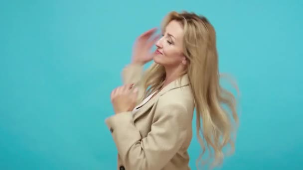Belle Femme Adulte Confiante Costume Affaires Ajustant Ludique Ses Cheveux — Video