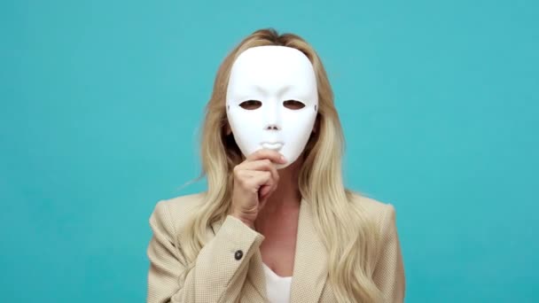 Sebevědomá Žena Středního Věku Blond Vlasy Obchodní Bundě Odkládající Masku — Stock video