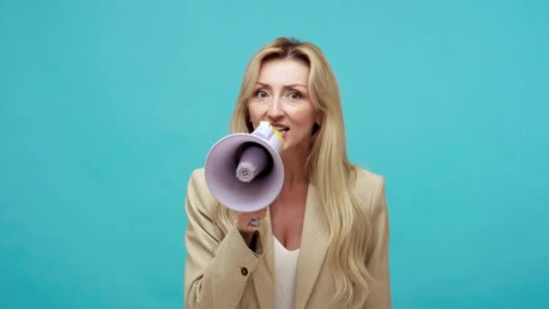 Ściśle Władcza Bizneswoman Kurtce Poważnie Mówi Trzymając Megafon Blisko Ust — Wideo stockowe