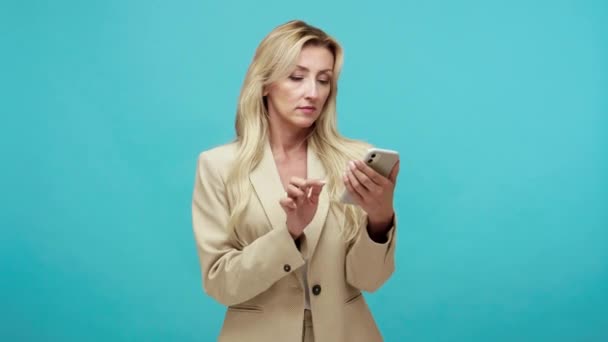 Mujer Negocios Adulta Con Pelo Rubio Viendo Fotos Teléfono Inteligente — Vídeo de stock