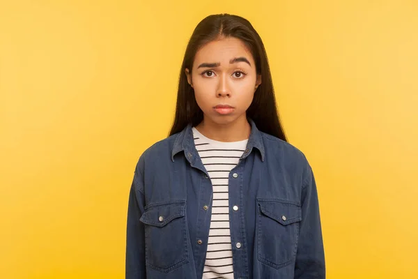 Retrato Chica Molesta Camisa Mezclilla Mirando Cámara Con Sombría Mueca — Foto de Stock