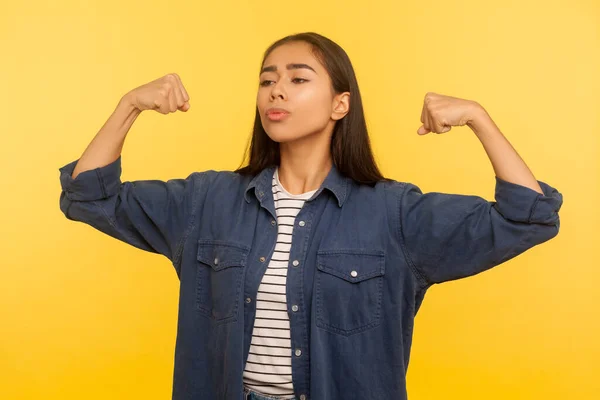 Sou Forte Independente Retrato Menina Orgulhosa Confiante Camisa Jeans Mostrando — Fotografia de Stock