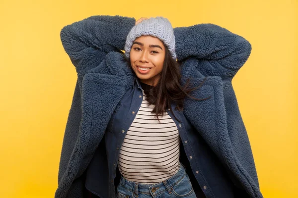 Retrato Chica Moderna Moda Feliz Con Cálido Sombrero Invierno Abrigo — Foto de Stock