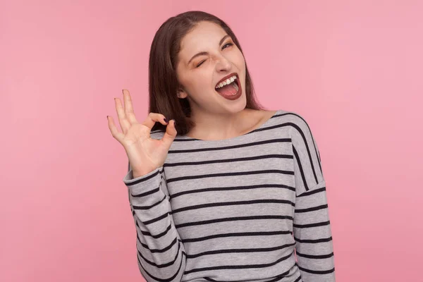 Jag Okej Godkännande Porträtt Nöjd Glad Ung Kvinna Randig Tröja — Stockfoto