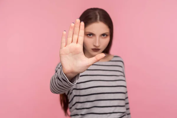 穿着条纹运动衫的严肃女人的画像 对着镜头 警告危险 否认与消极禁止手势的冲突 在粉色背景上隔离的工作室拍摄 — 图库照片