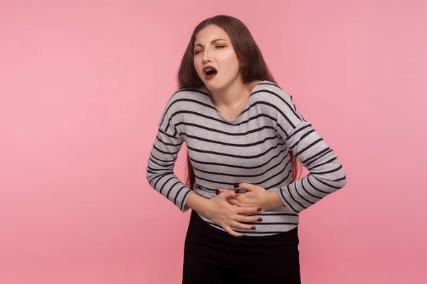 Dor Estômago Retrato Mulher Insalubre Camisola Listrada Que Aperta Barriga — Fotografia de Stock