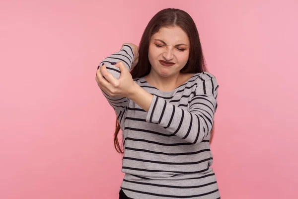 Handskada Porträtt Kvinna Massera Värkande Armbåge Rynka Pannan Från Akut — Stockfoto