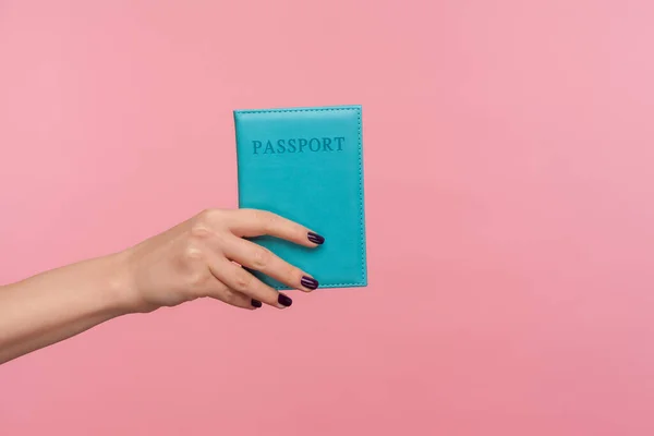 Mão Perto Segurando Passaporte Azul Conceito Viagem Imigração Legal Cidadania — Fotografia de Stock