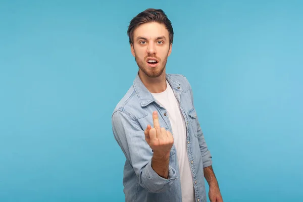 Retrato Homem Vulgar Agressivo Camisa Ganga Trabalhador Mostrando Gesto Indelicado — Fotografia de Stock