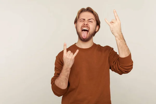 Retrato Homem Agressivo Com Barba Vestindo Camisola Rugindo Selvagem Com — Fotografia de Stock