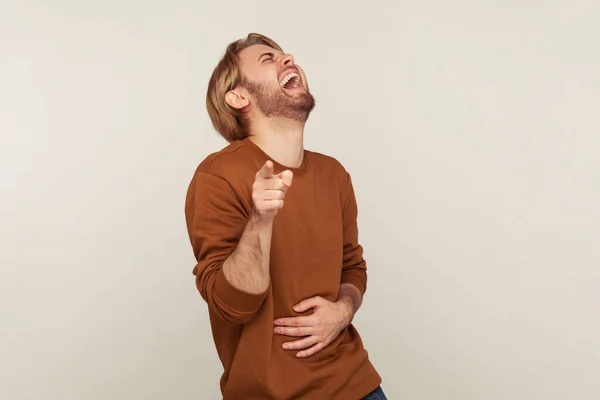 Retrato Hombre Divertido Con Barba Sudadera Cogida Mano Estómago Riendo — Foto de Stock