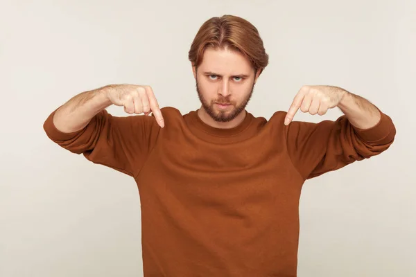 Lişkilerde Kontrol Tişörtlü Hırkalı Kızgın Bir Adamın Portresi Parmakları Aşağıda — Stok fotoğraf