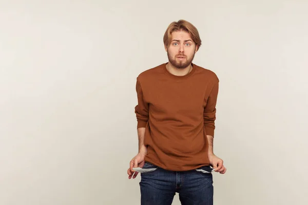 Tienes Dinero Retrato Pobre Hombre Mostrando Bolsillos Vacíos Revés Mirando — Foto de Stock