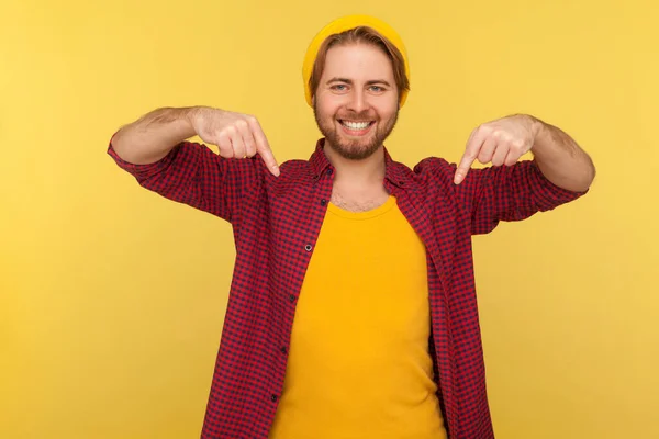 Veja Anuncie Abaixo Cara Hipster Alegre Chapéu Gorro Camisa Quadriculada — Fotografia de Stock