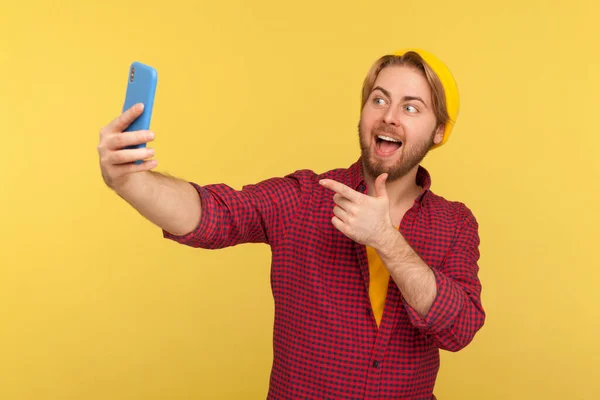 Hallå Där Vänlig Hipster Kille Rutig Skjorta Pekar Finger Till — Stockfoto