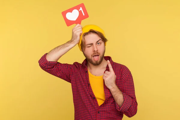 Optimistisk Hipster Kille Rutig Skjorta Håller Sociala Nätverk Heart Ikon — Stockfoto