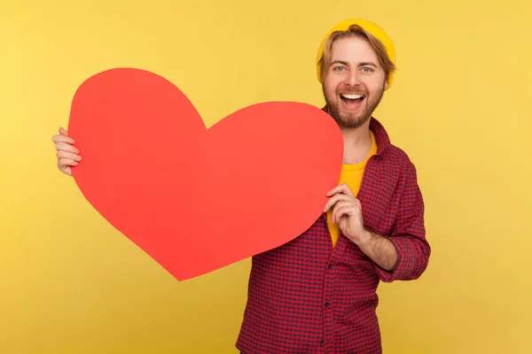 Guapo Chico Romántico Sosteniendo Gran Corazón Leído Sonriendo Cámara Demostrando — Foto de Stock