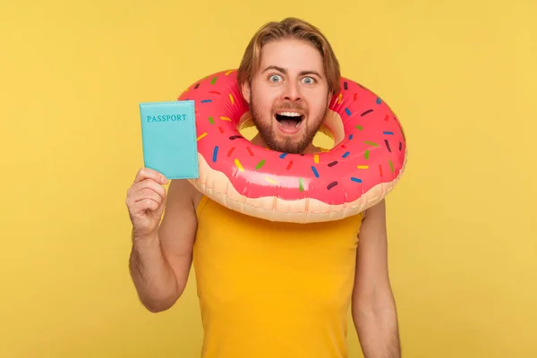 Ευτυχισμένος Αισιόδοξος Αστείος Τουρίστας Φανελάκι Στέκεται Ροζ Ντόνατ Καουτσούκ Δαχτυλίδι — Φωτογραφία Αρχείου