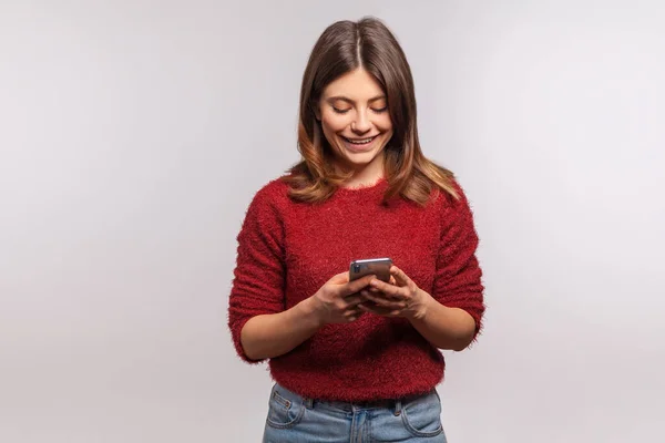 Glückliches Brünettes Mädchen Zotteligem Pullover Mit Handy Und Fröhlichem Lächeln — Stockfoto