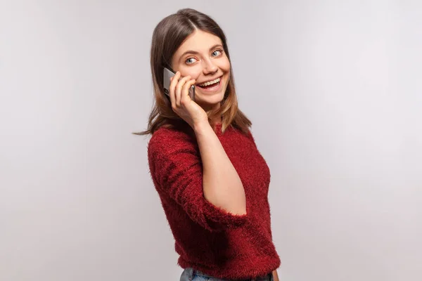 Retrato Mulher Morena Alegre Suéter Desgrenhado Conversando Com Amigo Telefone — Fotografia de Stock