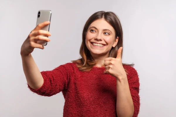 Porträt Eines Freundlichen Mädchens Zotteligen Pullover Das Handy Videoanrufe Tätigt — Stockfoto