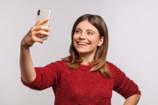 Retrato Menina Bonita Alegre Suéter Desgrenhado Tomando Selfie Fazendo Chamada — Fotografia de Stock