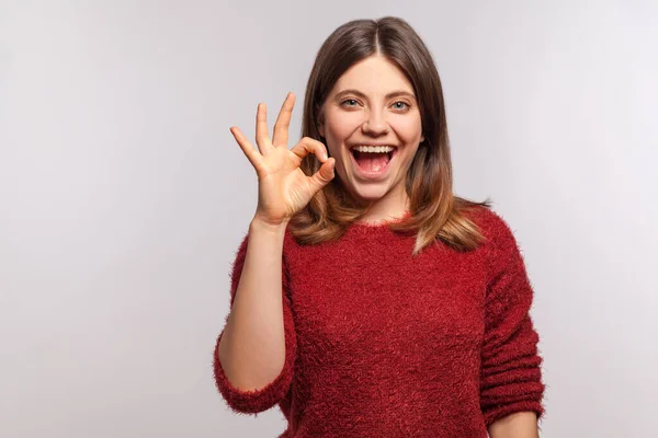 Oké Goed Portret Van Vrolijk Brunette Meisje Shaggy Trui Glimlachen — Stockfoto