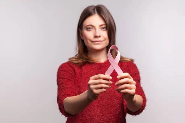 Muotokuva Brunette Nainen Takkuinen Pusero Osoittaa Vaaleanpunainen Nauha Symboli Rintasyövän — kuvapankkivalokuva