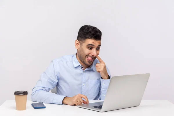 Funny Hombre Empleado Sentado Oficina Lugar Trabajo Escogiendo Nariz Mirando — Foto de Stock