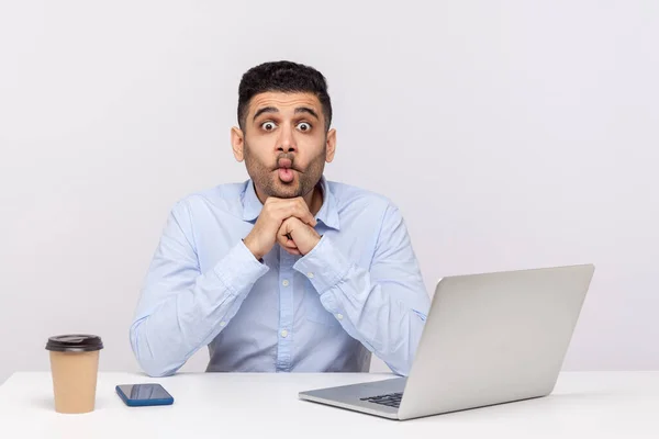 Komik Şaşkın Ofis Çalışanının Dizüstü Bilgisayarıyla Oturup Kocaman Gözleriyle Komik — Stok fotoğraf