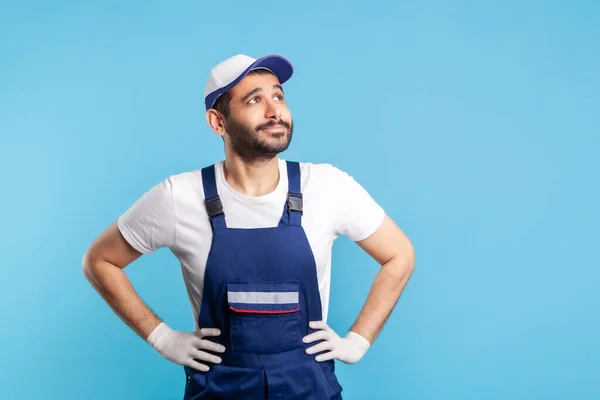 Gedachte Klusjesman Overalls Die Opkijkt Droomt Met Vrolijke Geïnspireerde Expressie — Stockfoto