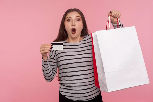 Wow Crédito Para Compra Retrato Mulher Chocada Espantada Segurando Grande — Fotografia de Stock