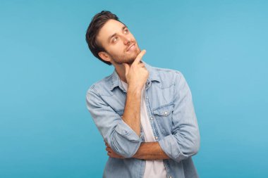 Tasasız, mutlu, işçi kot gömleği giyen yakışıklı bir adamın portresi rüya gibi bir ifadeyle yukarı bakıyor, dilek diliyor, hoş anılar düşünüyor ve fantezi kuruyor. Mavi arka planda kapalı stüdyo çekimleri