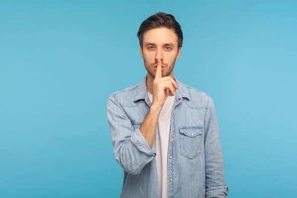 Cala Isto Confidencial Retrato Homem Bonito Camisa Ganga Trabalhador Mostrando — Fotografia de Stock