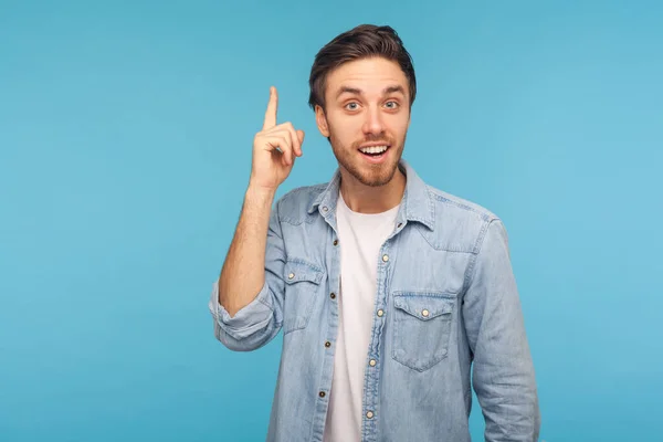 Retrato Hombre Inspirado Feliz Camisa Vaquera Trabajador Levantando Dedo Tener — Foto de Stock