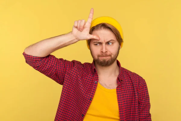 Çok Şanssızım Şapkalı Depresif Hippi Adam Tişörtünde Işareti Var Alnında — Stok fotoğraf