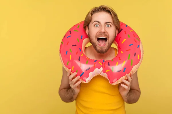 Συναισθηματικός Τουρίστας Εξαιρετικά Χαρούμενος Τύπος Φανελάκι Κρατώντας Αστεία Ροζ Ντόνατ — Φωτογραφία Αρχείου