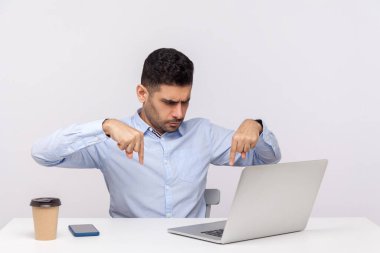 Derhal, burada ve şimdi! Öfkeli patron parmaklarını aşağı işaret ediyor görüntülü konuşma yapan çalışanlara emir veriyor, online konferansta otoriteyi gösteriyor. Stüdyo çekimi beyaz arkaplanda izole edildi